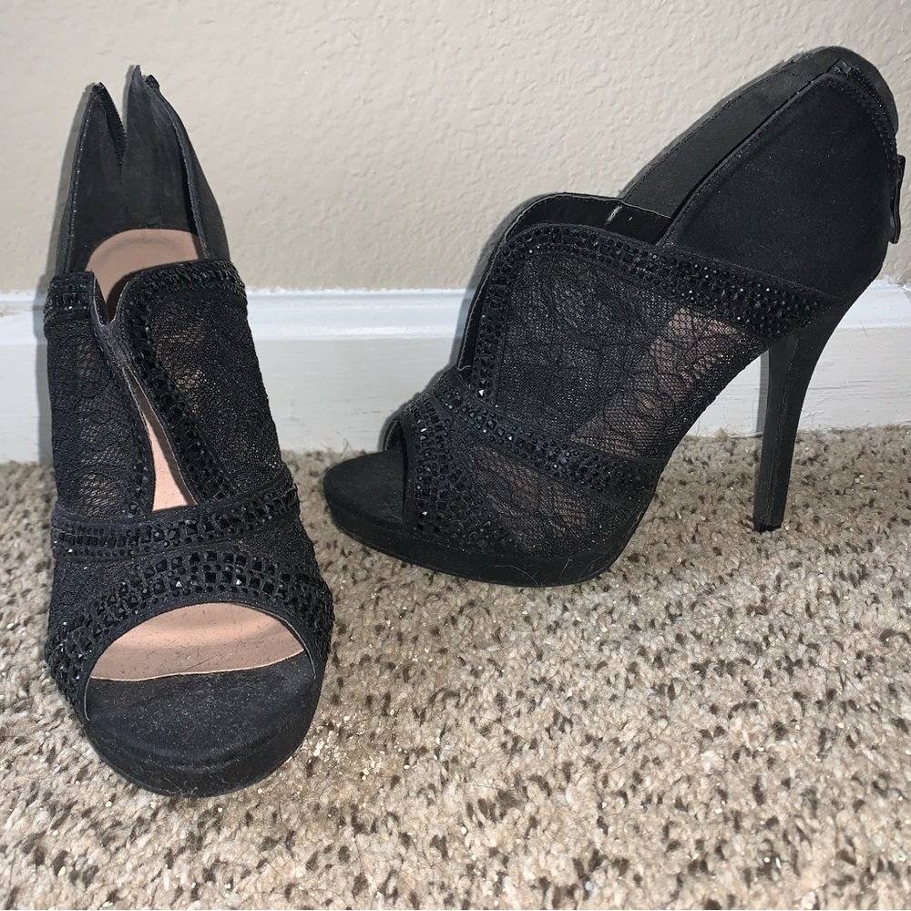 Black pumps